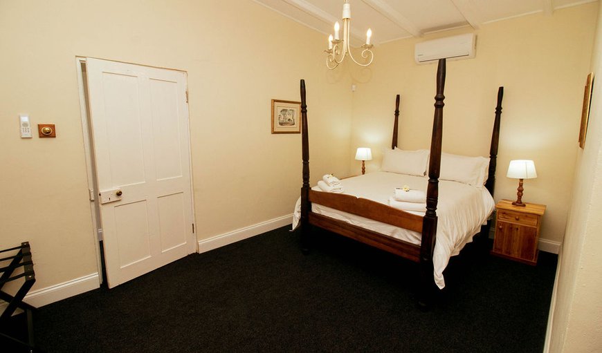 7 Cross Street: Bedroom 1 with an antique four-poster double bed