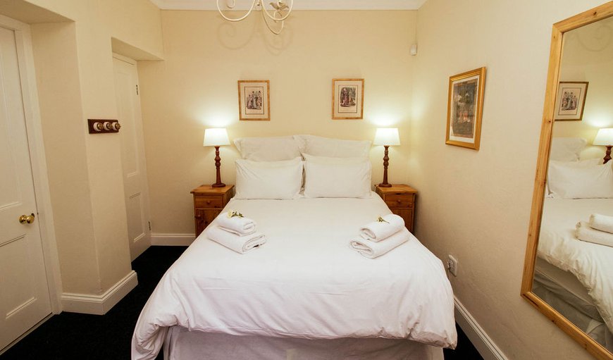 7a Cross Street: Bedroom with double bed and en-suite full bathroom, with a bath and a shower
