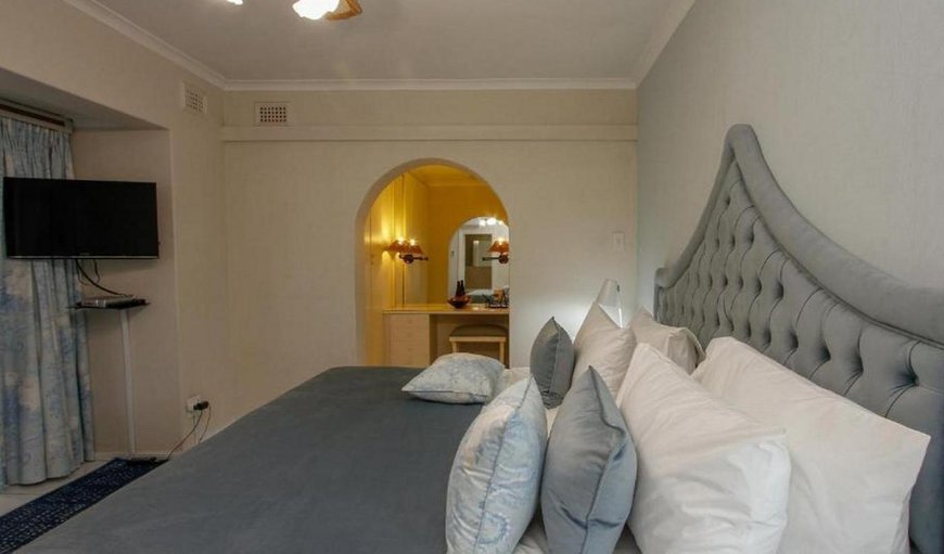 Deluxe Double/Twin: Deluxe Double/Twin - Bedroom with a king size bed that can be separated into two 3/4 beds