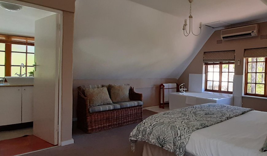 No- 16 Maple Cottage: Main Bedroom with queen size bed