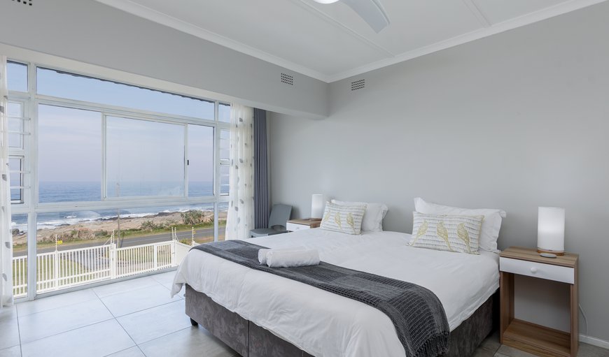 SeaMoon Beach House: Main Bedroom