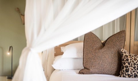 Tulela Safari Lodge: Each suite is furnished with a queen-size bed fitted with mosquito nets