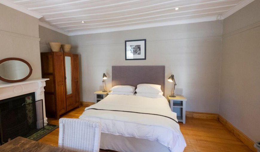 The Cottage: Bedroom with double bed