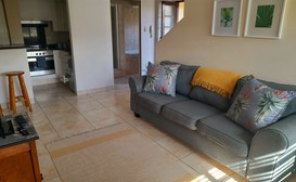 1 Bed Cozy Apartment - 5 Min from Beach image