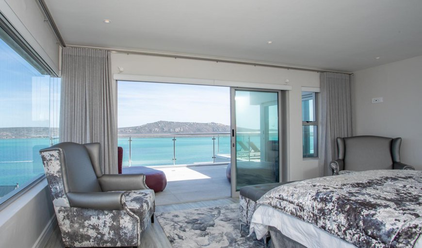 Holiday Home: Stylish bedroom with an ocean view