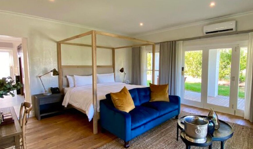 Deluxe Junior Suite: Deluxe Junior Suite - Bedroom with a four poster king size bed