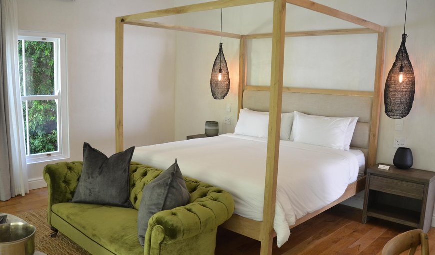 Deluxe Junior Suite: Deluxe Junior Suite - Bedroom with a four poster king size bed