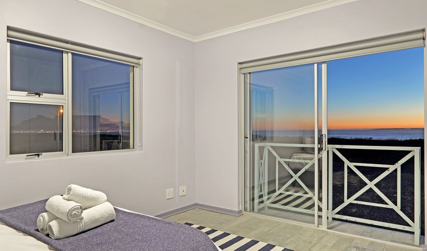 Self-catering Townhouse: Bedroom with Ocean Views
Mountain View
En-suite bathroom