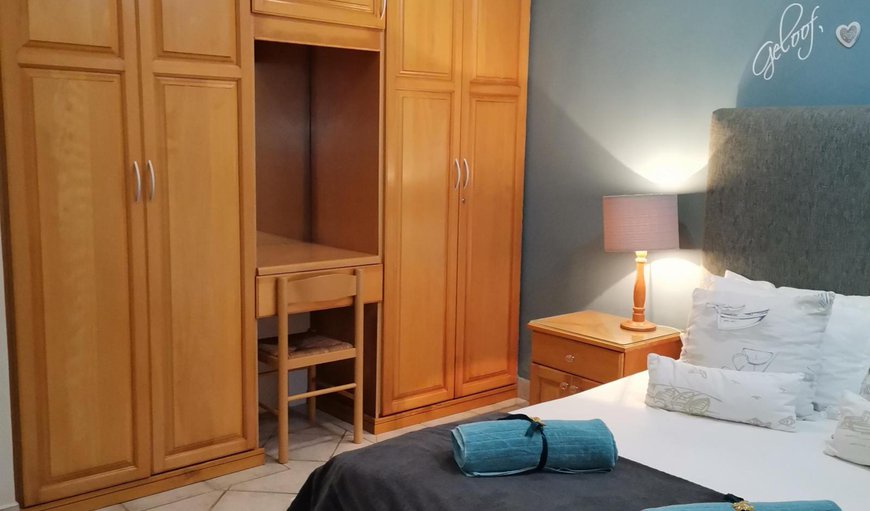Queen Room With Sea View - 4: Queen room with sea view - Bedroom with a queen size bed