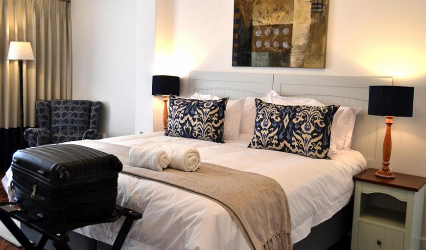 Blue Room: Blue Room - Bedroom with a king size bed that can be converted into single beds