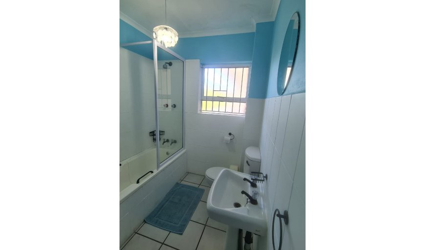 Uvongo Square 16: Bathroom