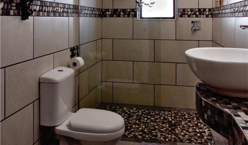 Self catering Cottage: Bathroom with a shower