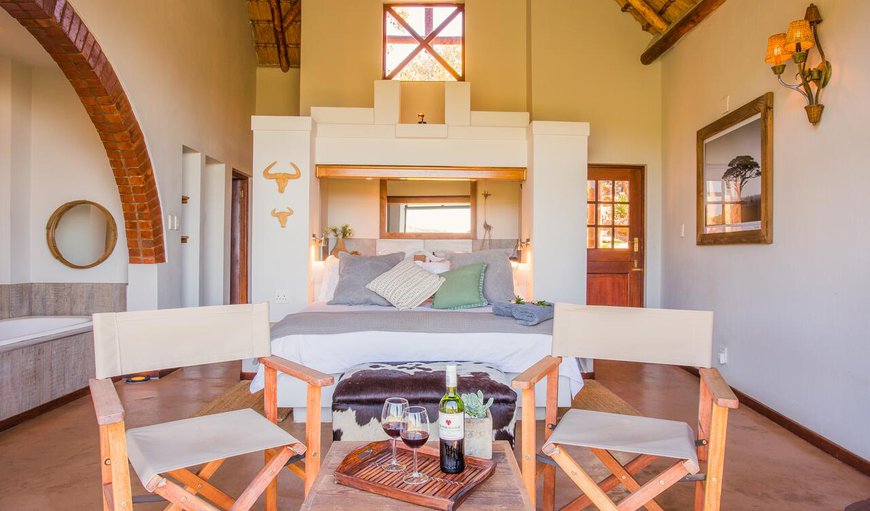 Zwartkloof  Lodge: Bedroom with a double bed and bunk bed