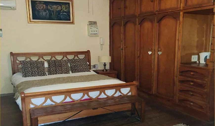 Luxury Triple Room 5: Luxury Triple Room 5 - Bedroom with a double bed and a single bed
