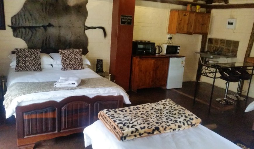 Self-Catering Family Unit 6: Self-Catering Family Unit 6 - Unit with a double bed and twin beds