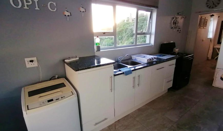 The open-plan kitchen is equipped with a stove and oven, a microwave, a fridge, as well as tea and coffee making facilities The open-plan kitchen is equipped with a stove and oven, a microwave, a fridge, as well as tea and coffee making facilities