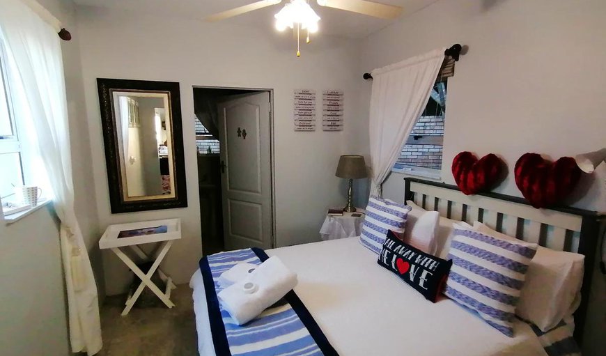 Opi-See Cottage: The bedroom is furnished with a queen-size bed