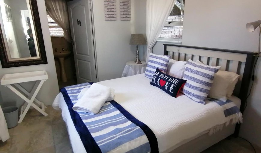 Opi-See Cottage: The bedroom is furnished with a queen-size bed