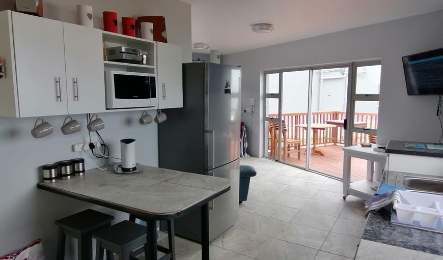 The open-plan kitchen is equipped with a stove and oven, a microwave, a fridge, as well as tea and coffee making facilities The open-plan kitchen is equipped with a stove and oven, a microwave, a fridge, as well as tea and coffee making facilities