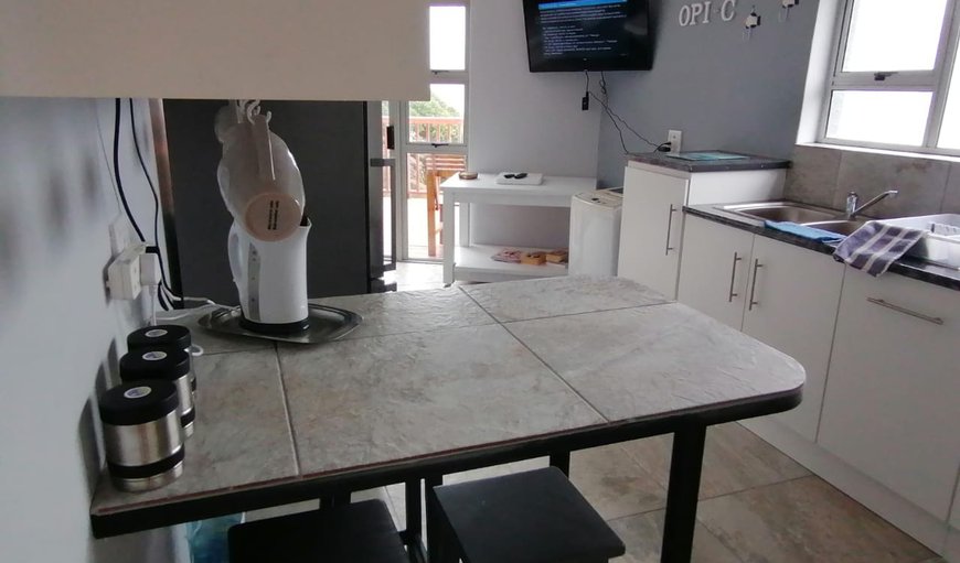 The open-plan kitchen is equipped with a stove and oven, a microwave, a fridge, as well as tea and coffee making facilities The open-plan kitchen is equipped with a stove and oven, a microwave, a fridge, as well as tea and coffee making facilities