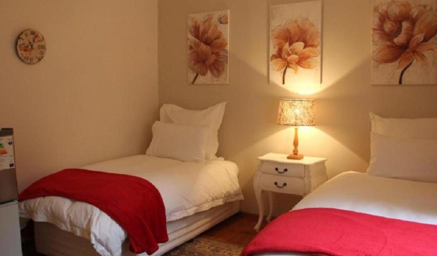 Paris: Paris - Bedroom with two twin beds