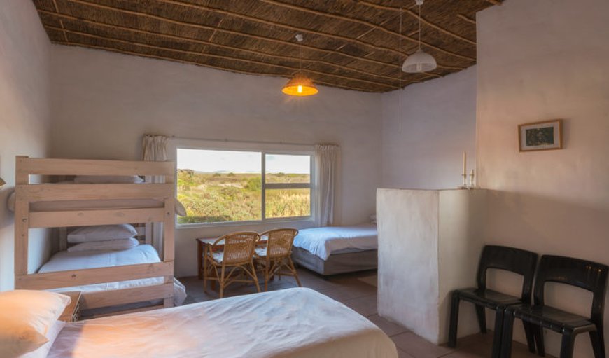 Blombosch Lodge (Yzerfontein): 8 en suite bedrooms with 2 x single beds and 1 x bunk each