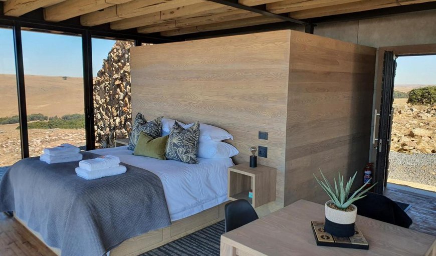 Eagle View 1: Contemporary open-plan cabin featuring a king-size bed