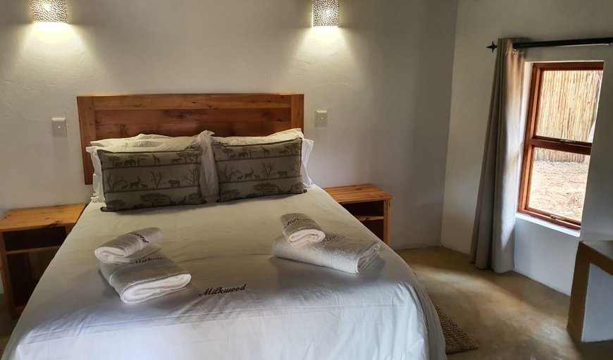 Milkwood Valley Farm Lodge: Chalet interior with a double bed & En-suite Bathroom