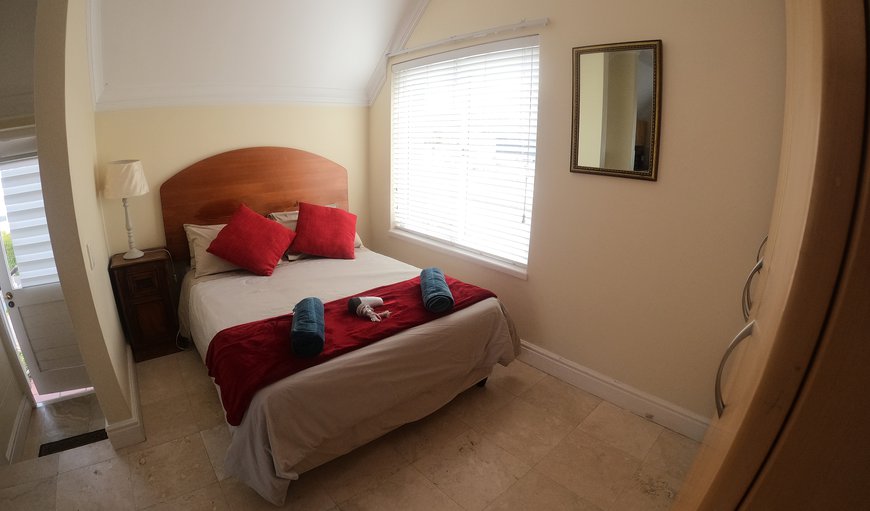 Knysna Quays: Open plan sleeping area with a double bed