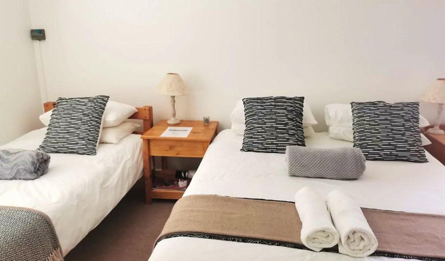 Seagull (Standard Triple Room): Seagulls (Standard Triple Room) - Bedroom with a double bed and a single bed