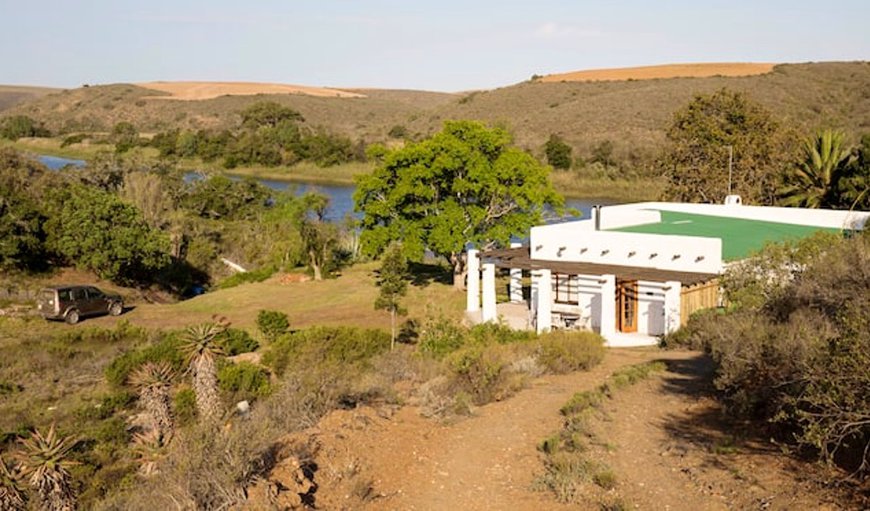 This peaceful, secluded family holiday home sits right on the bank of the majestic Breede River