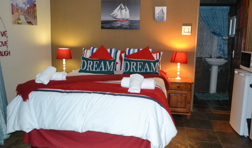 Standard Spacious - Double Bed: Standard Spacious - Double Bed - Bedroom with a double bed