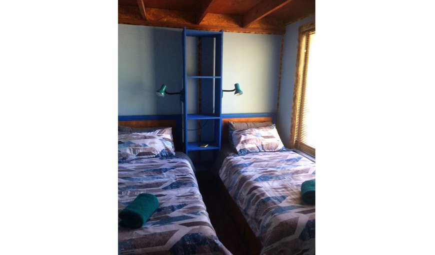 Die Botterboom Huisie: Downstairs bedroom with 2 single beds