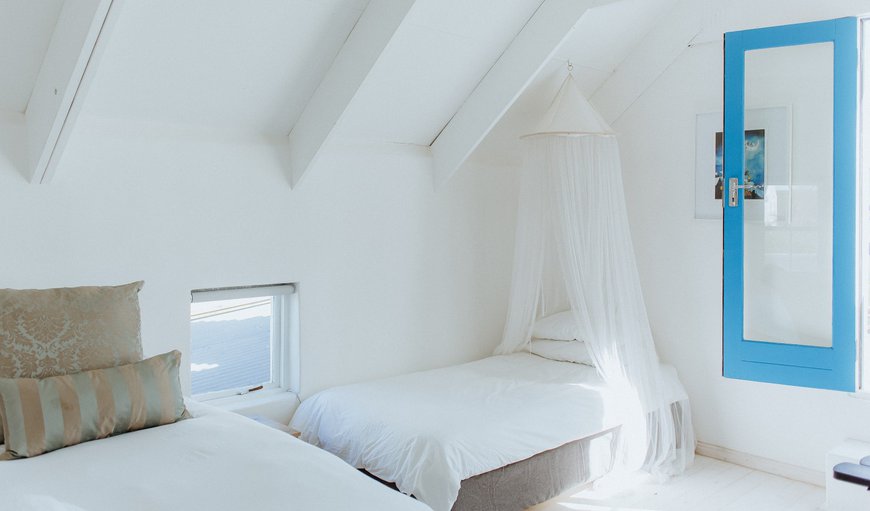 Paljas Cottage: Loft with a queen size bed and a single bed