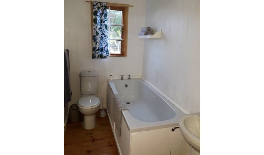Cornelia's Field guest cottage: Bathroom with a bath