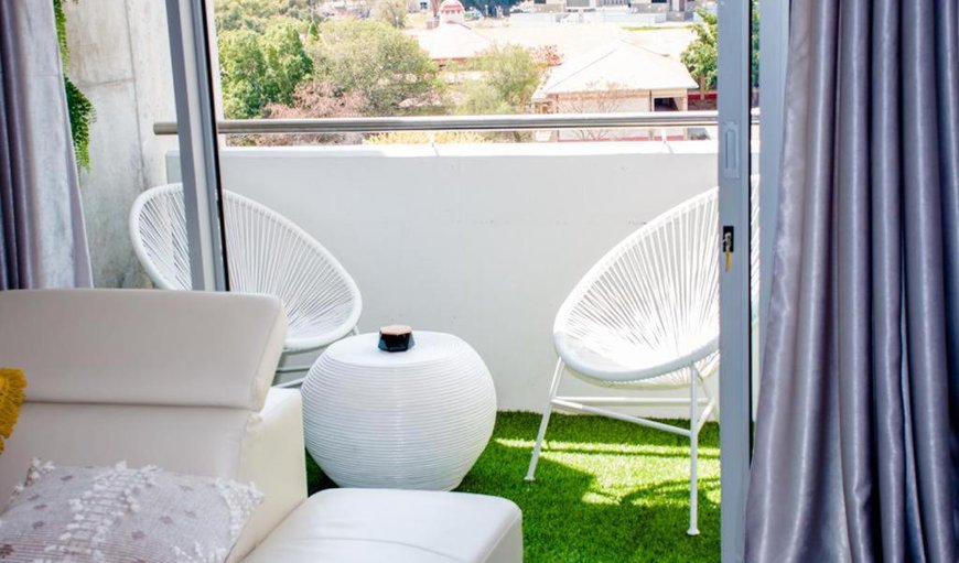 Mini Penthouse: Presidential Penthouse - Lounge leading out to the balcony