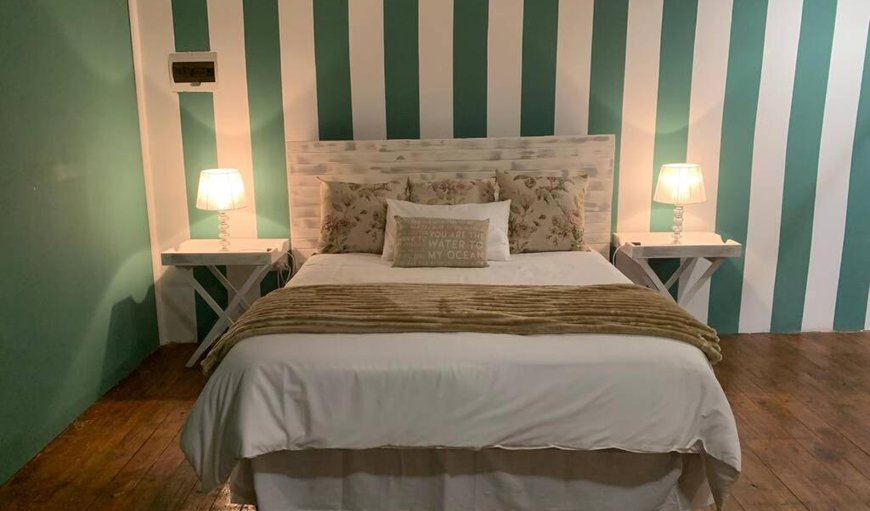 Hoog in die Takke: Open Plan Bedroom with Queen Bed