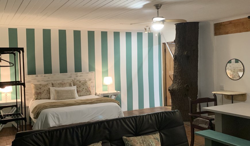 Hoog in die Takke: Open Plan Bedroom with Queen Bed