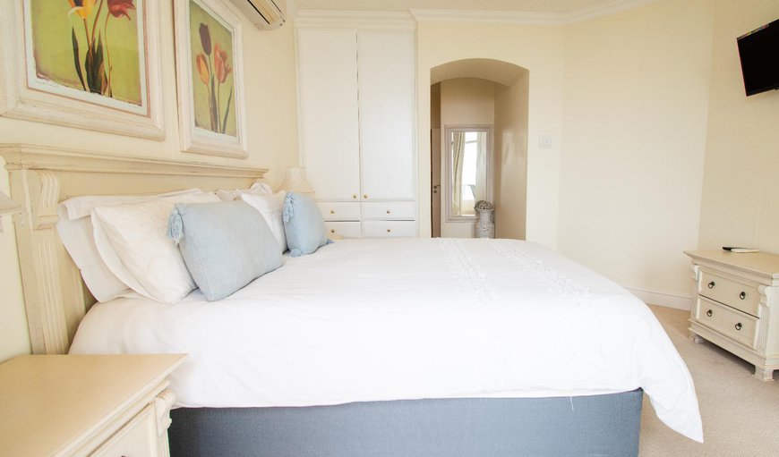 201 Oyster Quays: Bedroom with a queen size bed