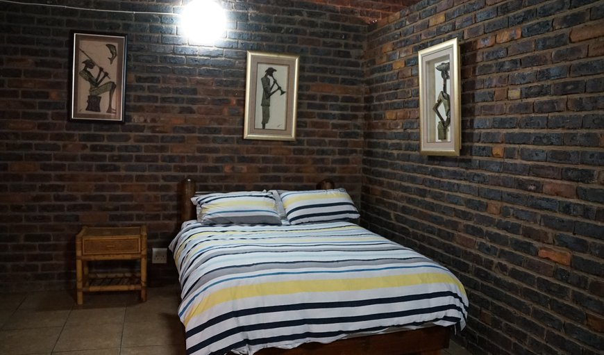Nyala: Nyala - Bedroom with a double bed and 2 single beds