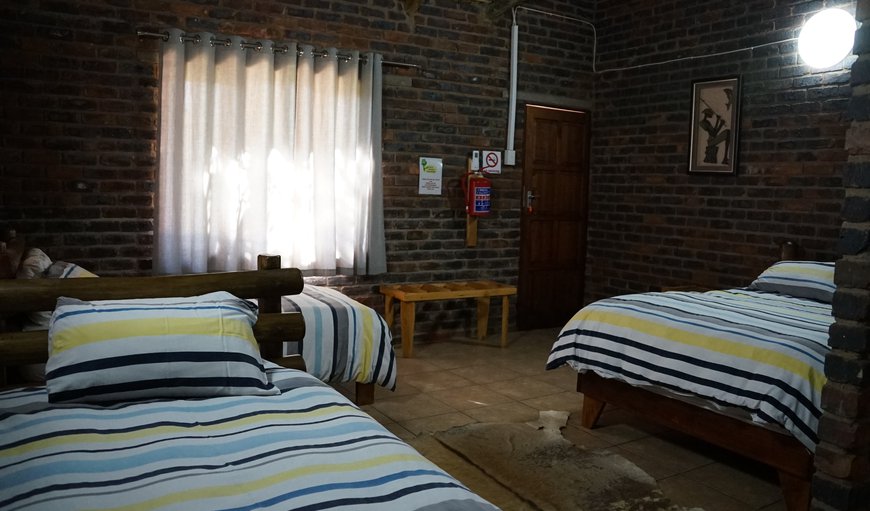 Nyala: Nyala - Bedroom with a double bed and 2 single beds