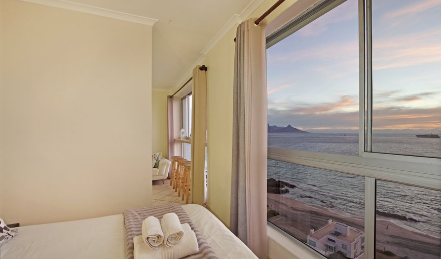 AH-Blouberg Heights 1405: The bedrooms boasts luxurious decor, a queen-size bed in the main room
