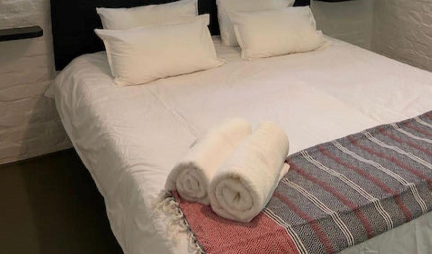 Peach Trees: The cottage is fitted with a King bed and an en-suite bathroom with a shower