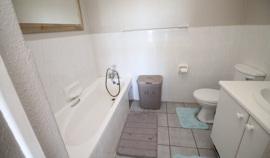 Laguna La Crete 80: The en-suite bathroom has a bath