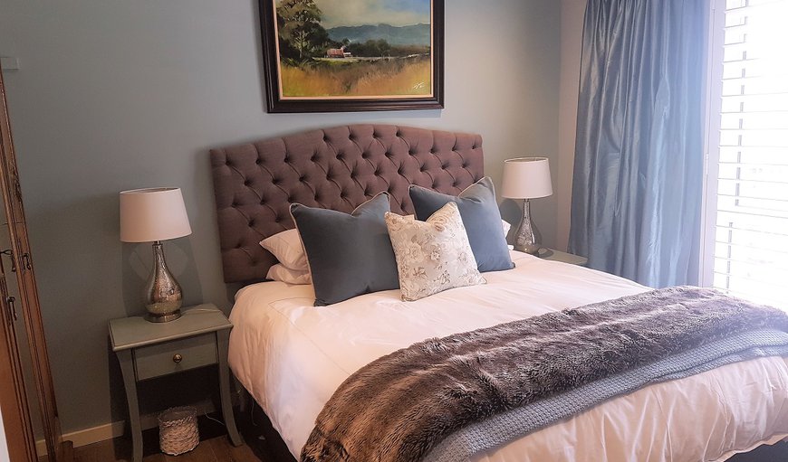 Bolt Hole: Bedroom with a queen size bed