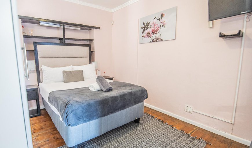 Queen Room With Shower: Queen Room With Shower - Bedroom