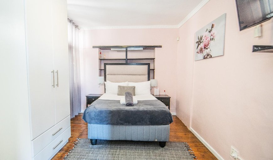 Queen Room With Shower: Queen Room With Shower - Bedroom