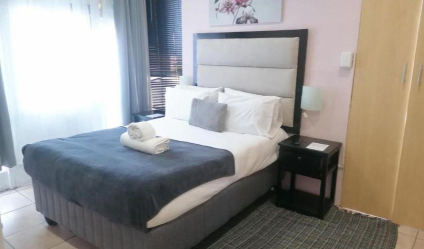 Queen Room With Bath: Queen Room With Bath - Bedroom