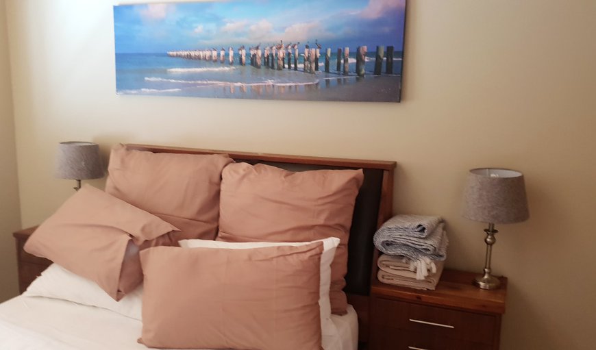 Lalamanzi: Bedroom with a double bed