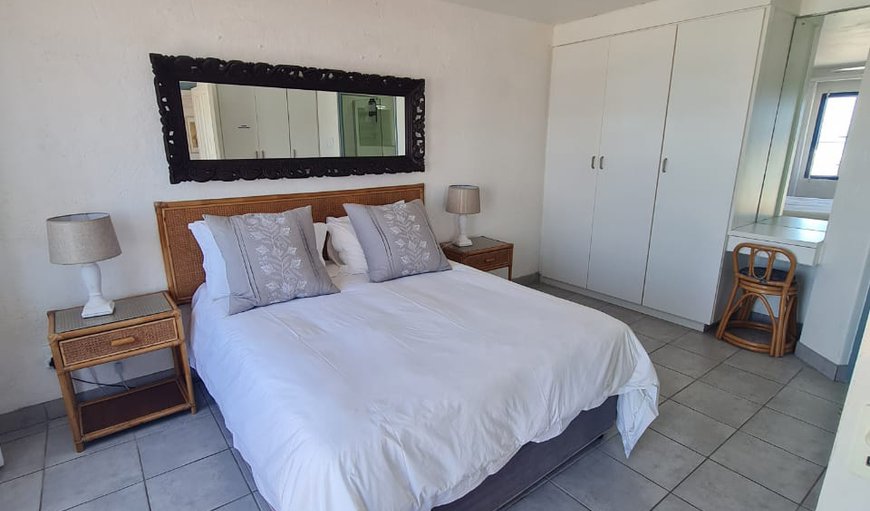 18 Le Paradis: The main bedroom has a queen-size bed